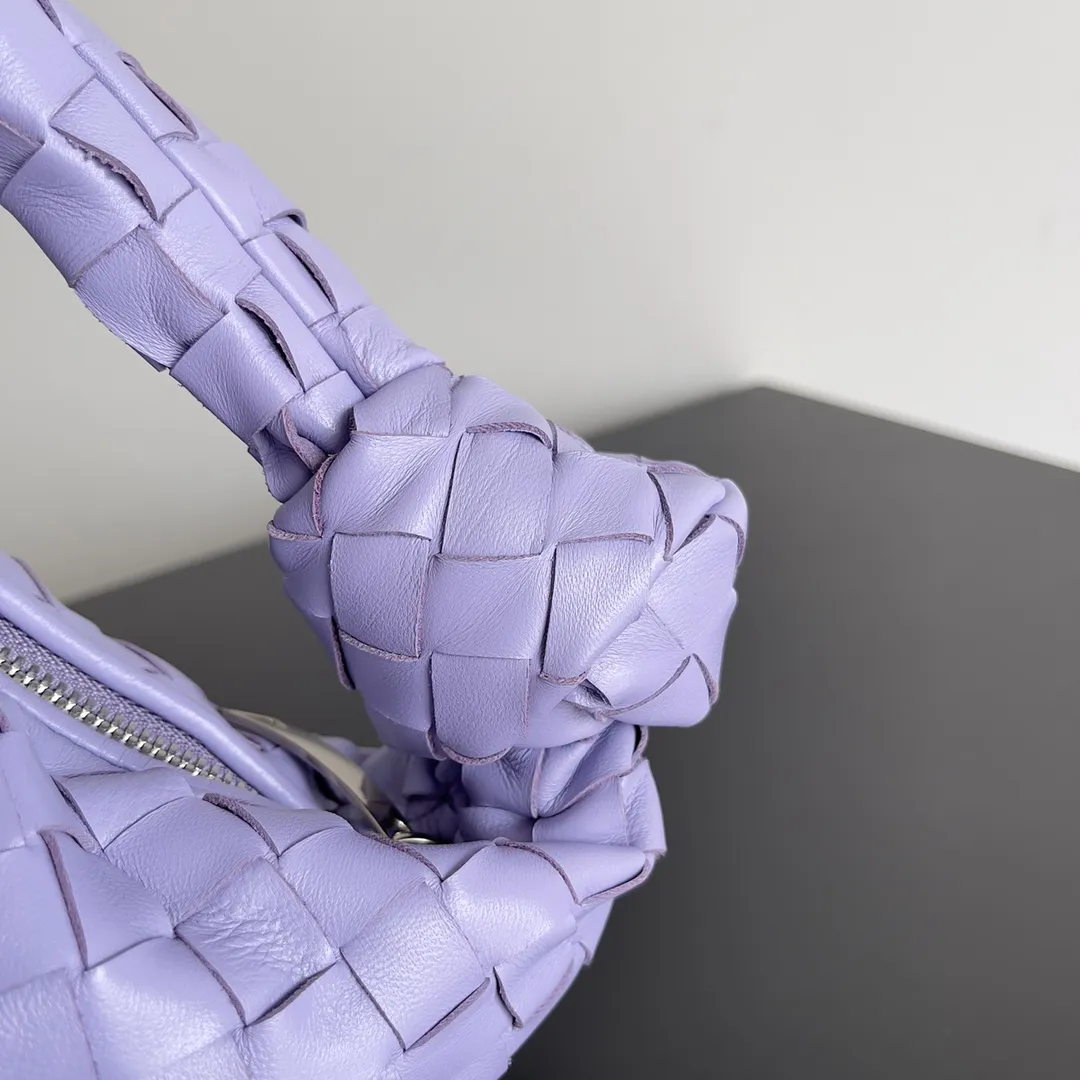 Batch 1120 Bottega veneta͙.——- The latest woven knotted hobo🔥 The top-grade lambskin leather is very soft, the bag shape is unique, practical and durable. It retains the traditional woven elements while being a little more flamboyant ~ Made of hand-woven sheepskin, zipper opening and closing, curved seamless structure, effortless to match. Highly recommended⚠️⚠️⚠️ The most high-end in the market🌈 Welcome to compare [Factory complete package] size: 23x15x5cm.   Model: 651876